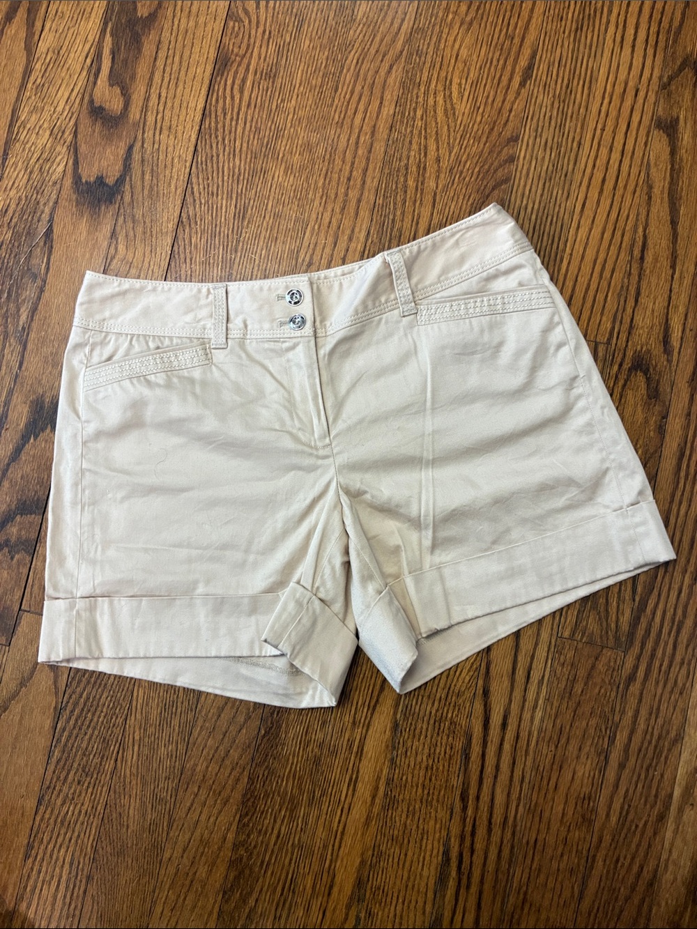 White House Black Market Cream Cuffed Shorts 98% cotton size 4